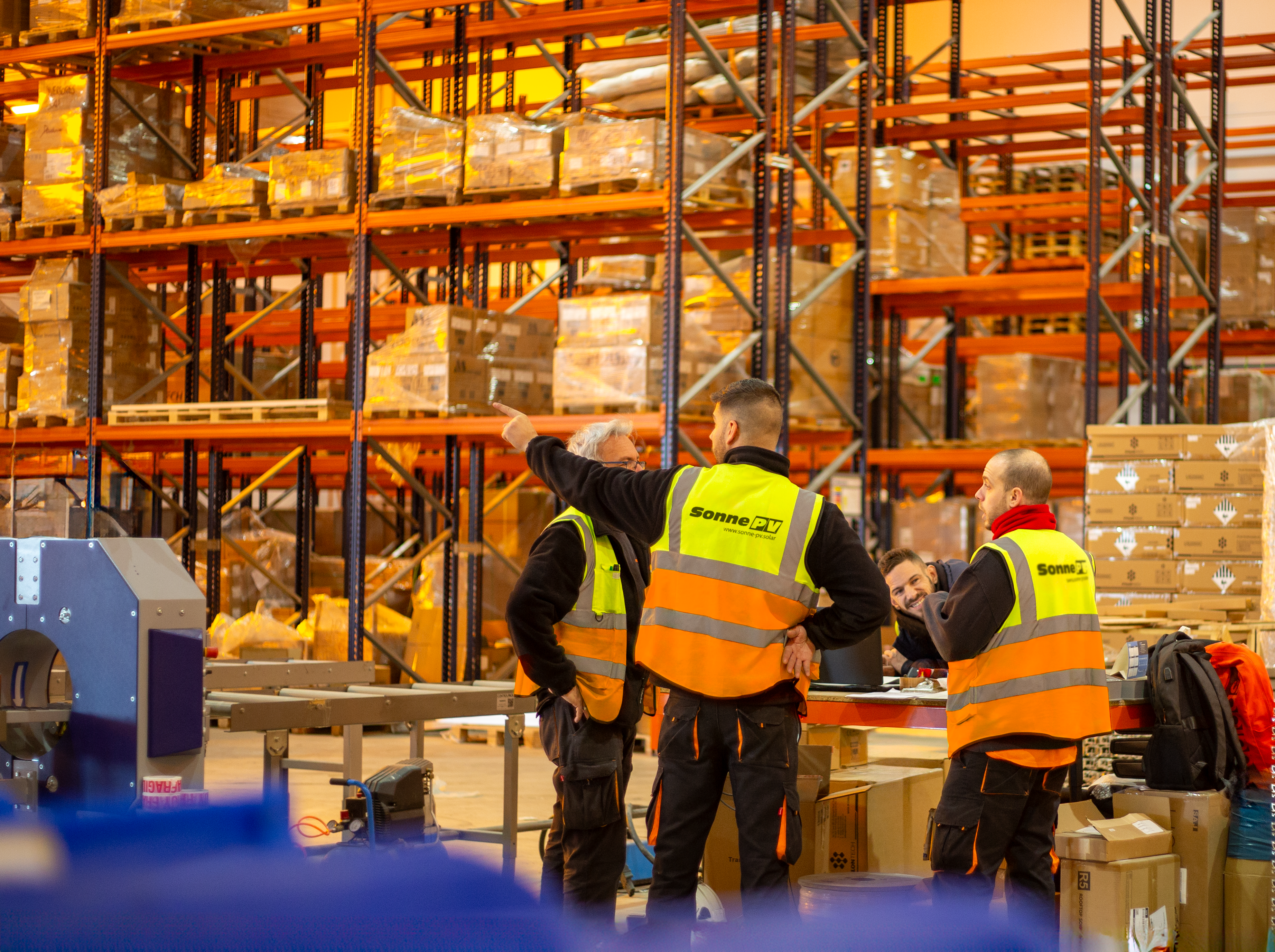 Trabajadores en el almacén de Sonne PV