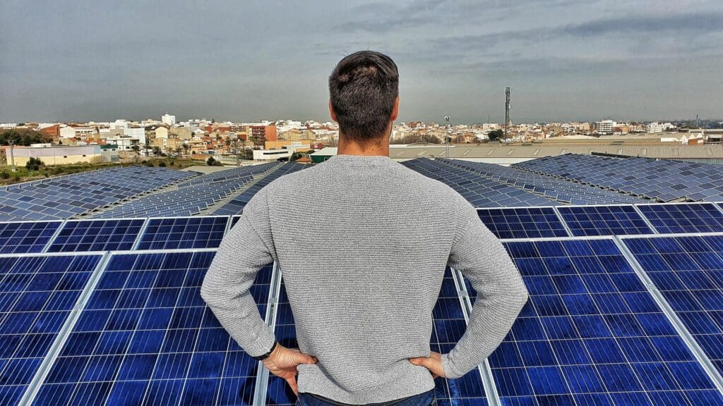 Imagen de una persona mirando placas solares