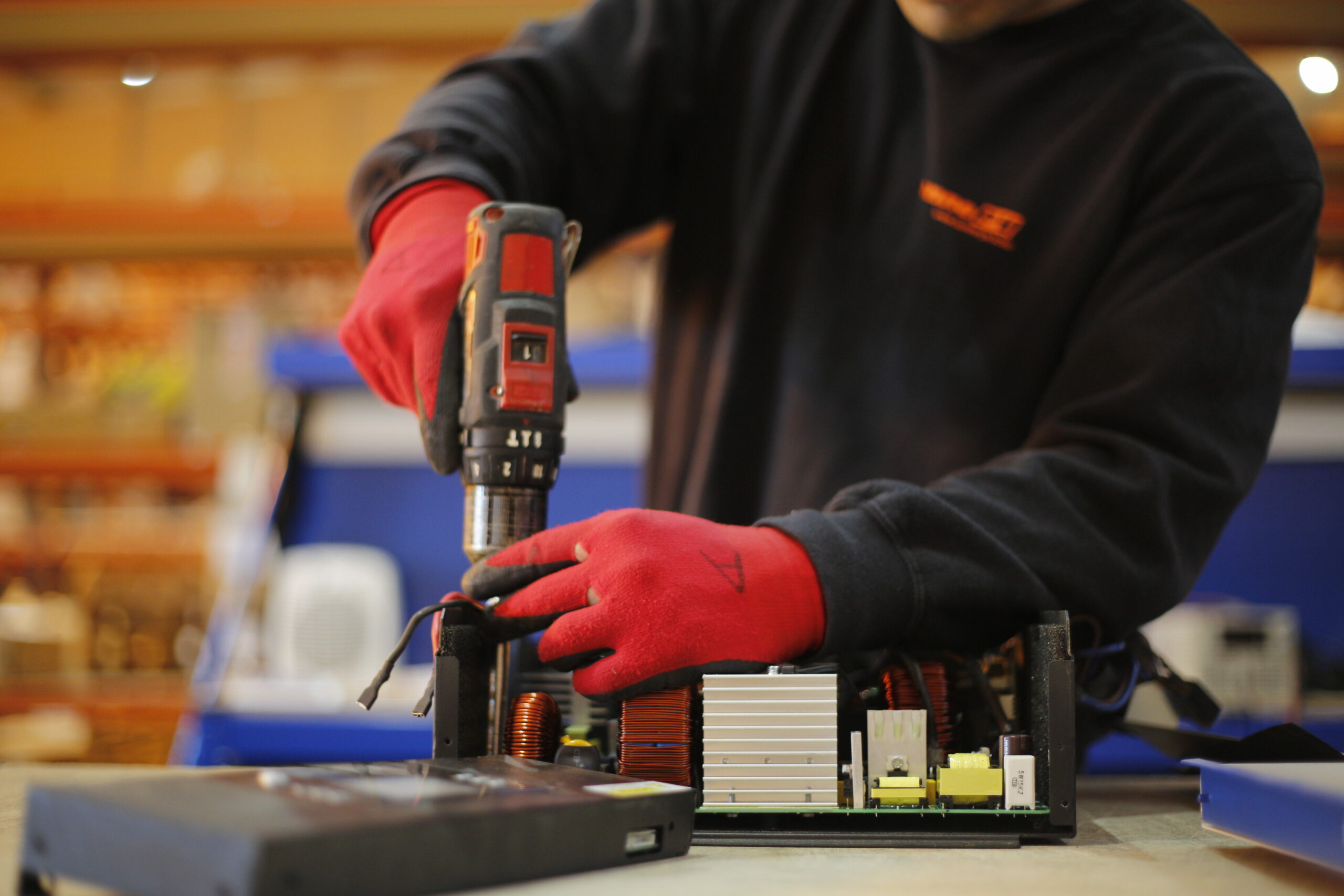Imagen de un trabajador en el almacén de Sonne PV