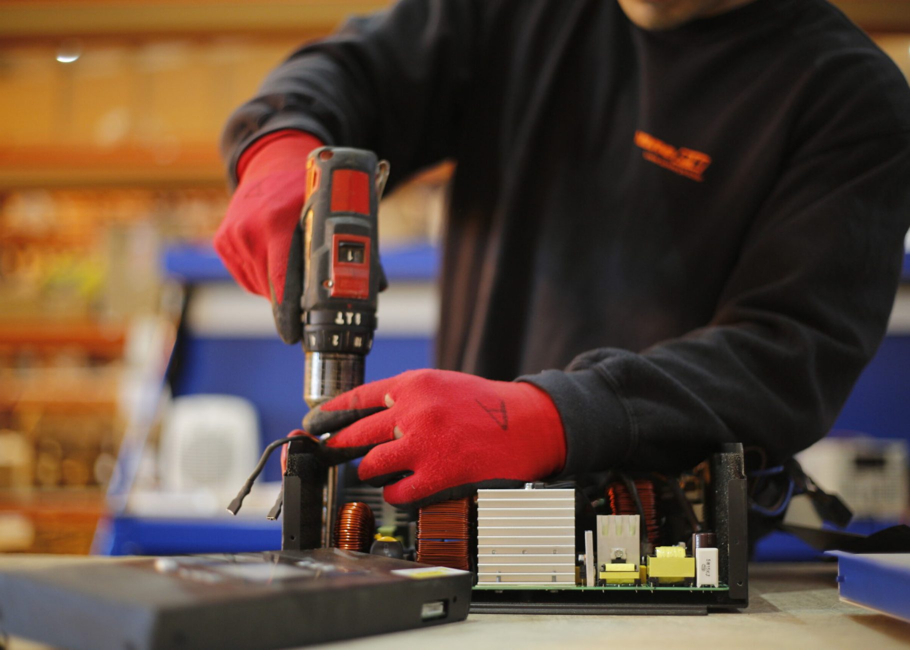 Imagen de un trabajador en el almacén de Sonne PV