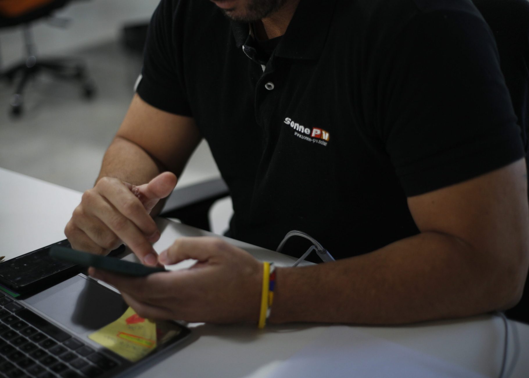 Imagen de un trabajador en la oficina de Sonne PV